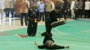 Atlet silat pamer teknik bantingan saat kunjungan Wakil Presiden RI, Jusuf Kalla di Padepokan Silat, Taman Mini Indonesia Indah, Jakarta Timur, (03/10/2017).  Wapres memantau persiapan jelang Asian Games 2018. (Bola.com/Nicklas Hanoatubun)
