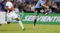 Aksi striker Uruguay, Edinson Cavani (kanan) yang berbuah gol ke gawang Peru, pada laga Kualifikasi Piala Dunia 2018 Zona Amerika Selatan, di Stadion Centenario, Montevideo, Rabu (30/3/2016) pagi WIB. Uruguay unggul 1-0, dan berada di puncak klasemen seme