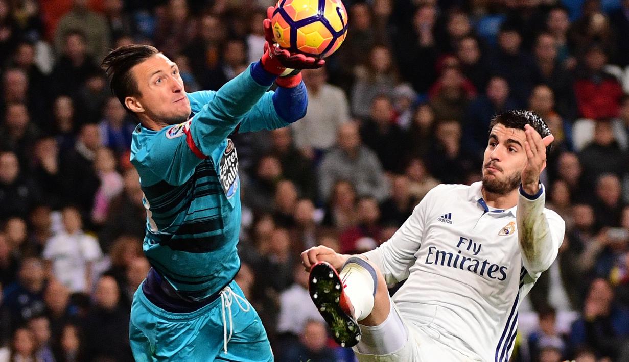 Striker Real Madrid, Alvaro Morata, berusaha mengganggu kiper Deportivo La Coruna, Przemyslaw Tyton, pada pekan ke-15 La Liga Spanyol di Santiago Bernabeu, Sabtu (10/12/2016). (AFP/Pierre-Philippe Marcou)