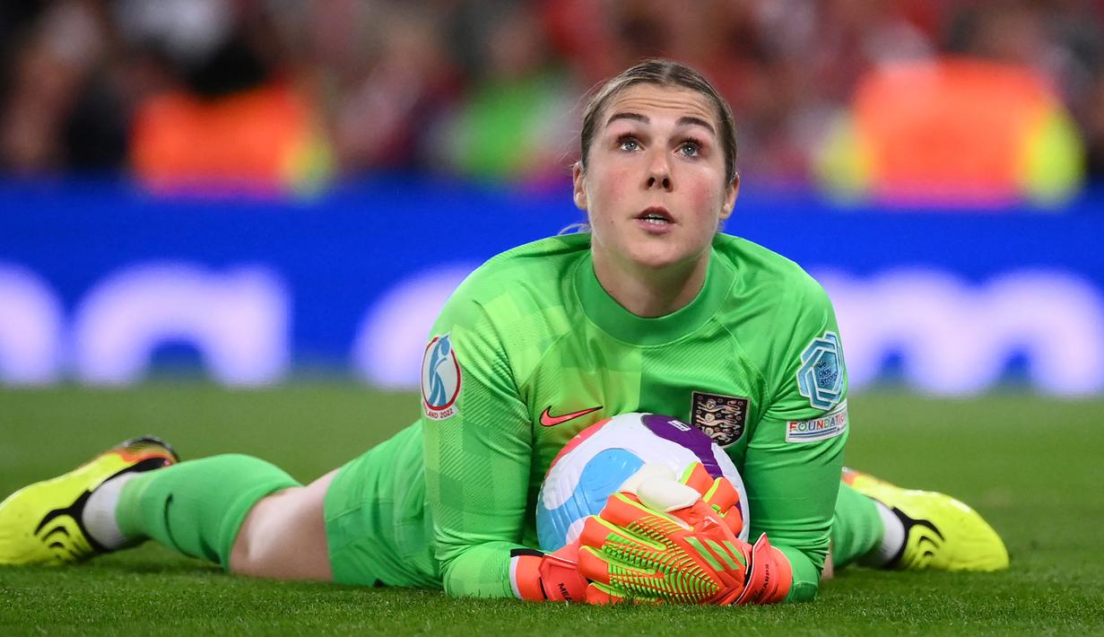 Kiper Timnas Wanita Inggris, Mary Earps menguasai bola saat menghadapi Austria pada laga fase Grup A Piala Eropa Wanita 2022 di Old Trafford Stadium, Manchester (6/7/2022). Manchester United merekrut Mary Earps pada tahun 2019 dari Wolfsburg. (AFP/Franck Fife)