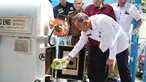 Kepala BNN Irjen Pol Heru Winarko memusnahkan barang bukti narkotika di Kantor BNN, Senin (26/3). Narkotika terdiri dari 150,177 Kg sabu, 89.030 butir ekstasi serta prekursor berbentuk tablet, serbuk, dan cairan. (Liputan6.com/Herman Zakharia)
