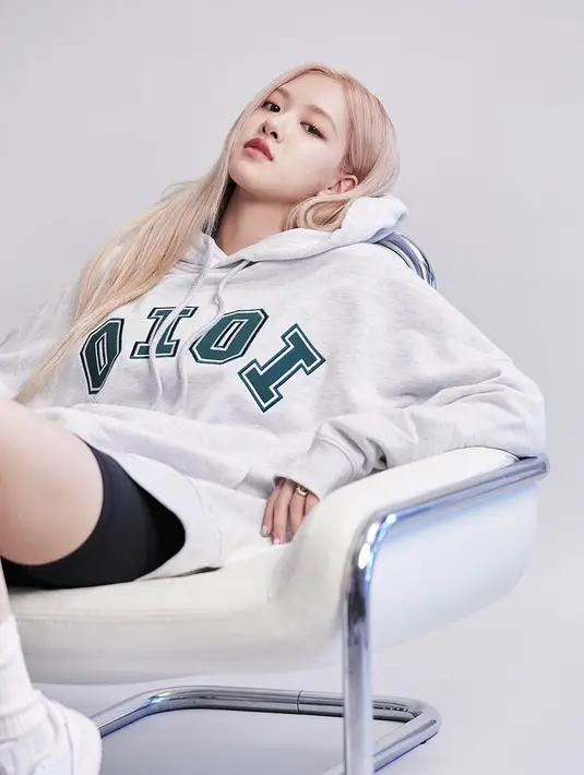 Menikmati waktu santai, Rose mengenakan Sweater putih dari brand lokal Korea 5252 by O!Oi. Sweater seharga Rp1jutaan itu dipadukan dengan biker pants. (instagram/roses_are_rosie)