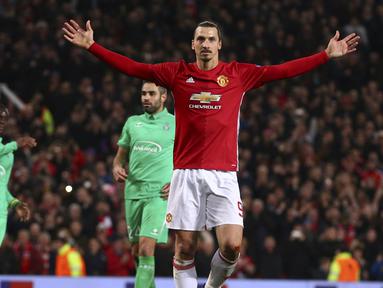 Zlatan Ibrahimovic membawa Manchester United menag 3-0 atas St.Etienne pada leg pertama babak 32 besar Liga Europa Old Trafford stadium, Manchester, (16/2/2017).  (AP/Dave Thompson)