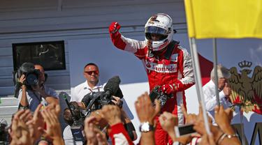 Pebalap Ferrari, Sebastian Vettel, keluar sebagai juara GP Hungaria 2015, yang berlangsung Minggu (26/7/2015) malam WIB. (Reuters/Laszlo Balogh)