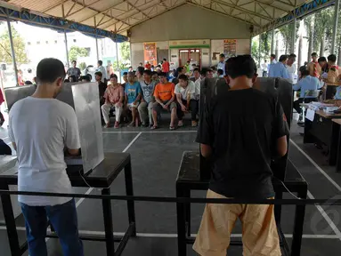 Dua orang napi melakukan pencoblosan pilpres di LP Cipinang, Jakarta, (9/7/14) (Liputan6.com/ Miftahul Hayat)