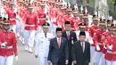 Presiden Joko Widodo atau Jokowi bersama Wakil Presiden Jusuf Kalla berjalan untuk melantik Rohidin Mersyah sebagai Gubernur Bengkulu dan Wan Thamrin Hasyim sebagai Gubernur Riau di Istana Negara, Jakarta Pusat, Senin (10/12). (Liputan6.com/Angga Yuniar)