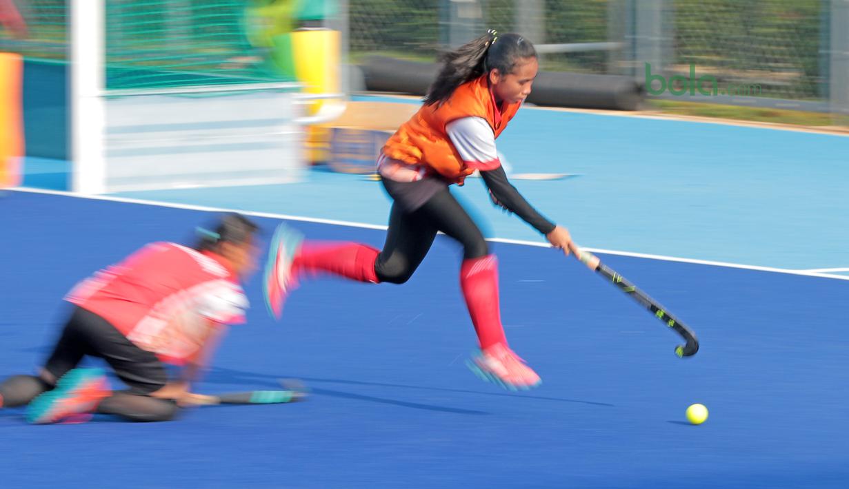 Aksi para pemain timnas Hoki Putri Indonesia berlatih tanding di Lapangan Hoki, Senayan, Jakarta, Selasa (2/4/2018). Tim Hoki terus melakukan adaptasi lapangan jelang Asian Games 2018. (Bola.com/Nick Hanoatubun)