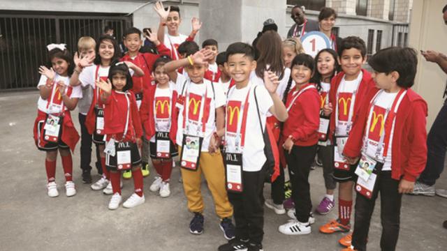 Bangga, seorang anak mewakili Indonesia sebagai player escort (pendamping sepak bola) dalam pertandingan pembuka Piala Dunia 2018.