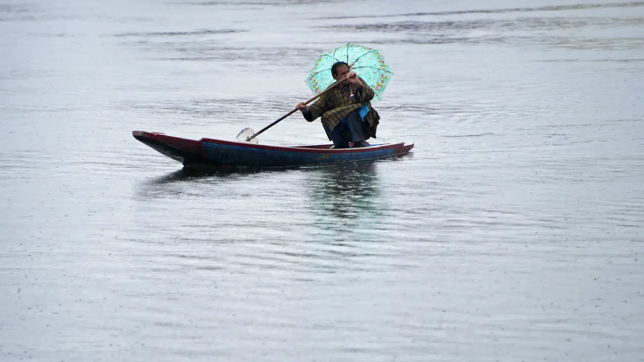 Menyusuri Keindahan Danau Dal di Srinagar
