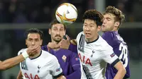 Duel antara pemain Tottenham Hotspur dan Fiorentina dalam leg pertama babak 32 besar Liga Europa di Stadion Artemio Franchi, Italia, Jumat (19/2/2016) dini hari WIB. (AFP/Andreas Solaro)