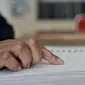 Penyandang tunanetra meraba huruf braille saat membaca buku di Perpustakaan Yayasan Mitra Netra, Jakarta, Selasa (3/12/2019). Perpustakaan Mitra Netra menyajikan buku-buku khusus penyandang tunanetra, seperti buku braille, buku audio digital, dan buku elektronik. (merdeka.com/Iqbal S Nugroho)