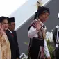 Presiden Joko Widodo atau Jokowi (kanan) bersama Ibu Negara Iriana melambaikan tangan saat tiba di lokasi Sidang Tahunan MPR dan Sidang Bersama DPR-DPD Tahun 2023 di Gedung Nusantara, Kompleks Parlemen, Senayan, Jakarta, Rabu (16/8/2023). Jokowi mengenakan baju adat Tanimbar, Maluku. (Liputan6.com/Johan Tallo)