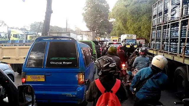 VIDEO: Jalur Puncak Ditutup, Jalan Sukabumi Macet 5 Km