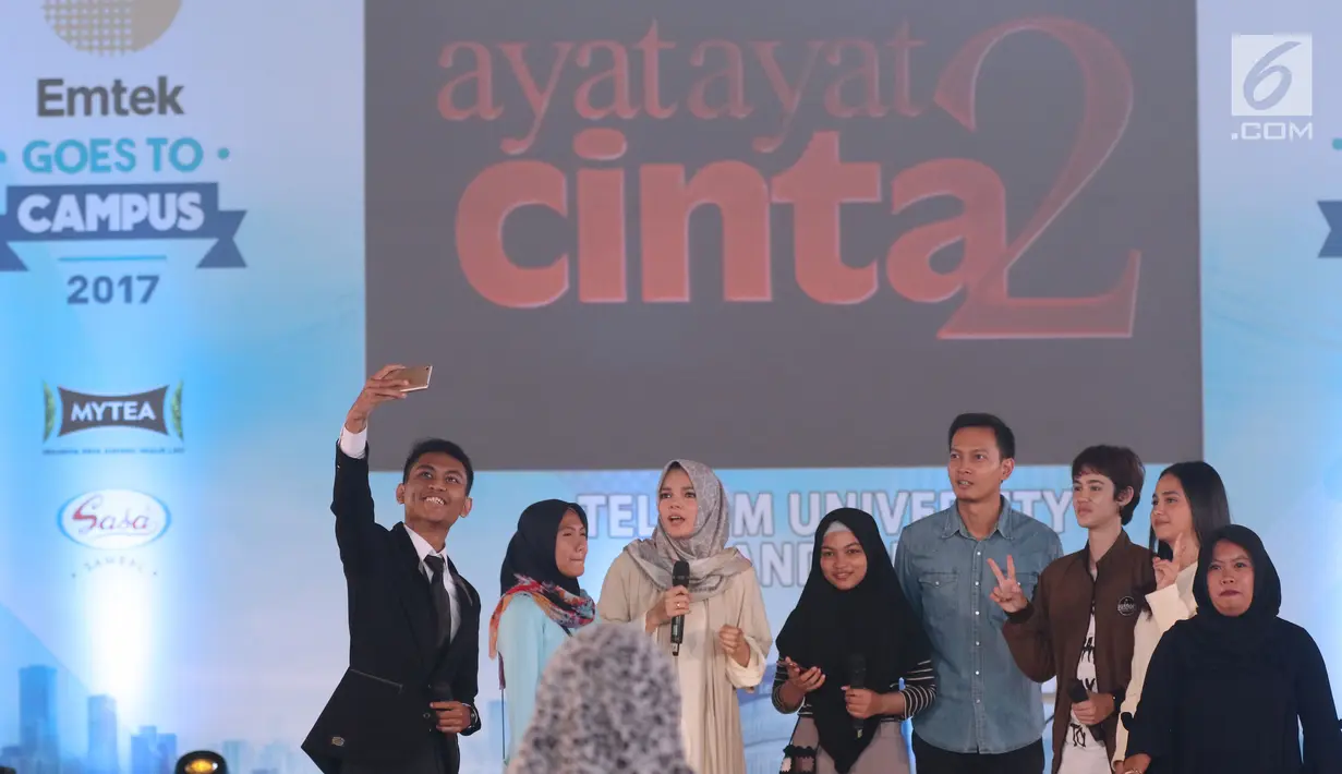 Peserta EGTC 2017 berswafoto dengan para pemeran Ayat Ayat Cinta 2 saat gelaran Emtek Goes To Campus 2017 di Universitas Telkom, Bandung, Rabu (29/11). EGTC 2017 Bandung diadakan pada Selasa-Kamis, 28-30 November 2017.(Liputan6.com/Helmi Fithriansyah)