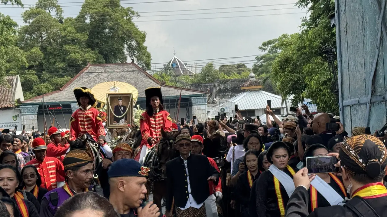 Jenazah Pakubuwono XIII Menuju Tempat Pemakaman