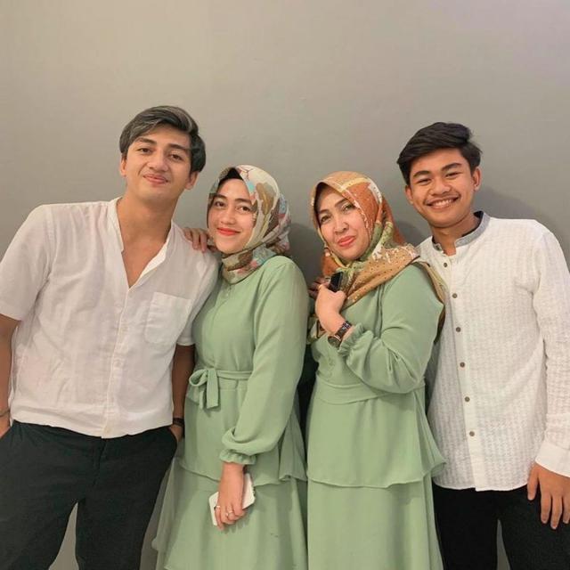 6 Potret Alza Relmiyanda, Adik Harris Vriza yang Jarang Tersorot