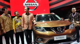Mendag dan Menpora saat mengunjungi stand Nissan, JIEXpo, Jakarta, Kamis (18/9/2014) (Liputan6.com/Miftahul Hayat)