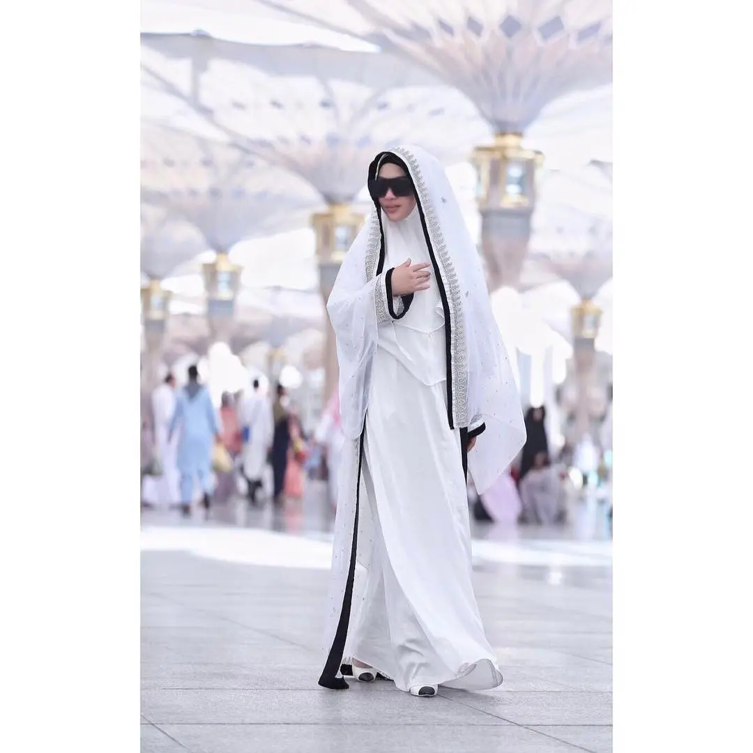  Gamis putih yang dipakai Syahrini terlihat anggun dan elegan. (sumber foto: @princessyahrini/instagram)