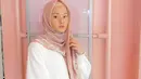 Sebagai warna yang netral, tak salah jika baju putih sering digunakan bintang sinetron Jangan Panggil Gue Pak Haji ini. Dalam momen santai, Dinda Hauw tampil dengan sweater putih yang dipadukan dengan hijab berwarna pastel. Gaya Dinda terlihat kasual namun tetap memesona. (Liputan6.com/IG/@dindahw)