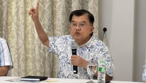 Wapres ke-10 dan ke-12 RI Jusuf Kalla (JK) saat konferensi pers di kediaman pribadinya, Jalan Brawijaya IV Jakarta Selatan, Sabtu (18/4/2026). (Liputan6.com/Lizsa Egeham)