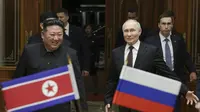 Presiden Rusia Vladimir Putin dan pemimpin Korea Utara Kim Jong Un di Pyongyang Sunan International Airport pada Rabu (19/6/2024). (Dok. AP Photo/Gavriil Grigorov, Sputnik, Kremlin Pool Photo via AP)