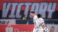 Selebrasi pemain Borneo FC, Stefano Lilipaly setelah mencetak gol ke gawang Persija Jakarta pada laga pekan ke-7 BRI Liga 1 2023/2024 di Stadion Patriot Candrabhaga, Bekasi, Rabu (9/8/2023). (Bola.com/Bagaskara Lazuardi)