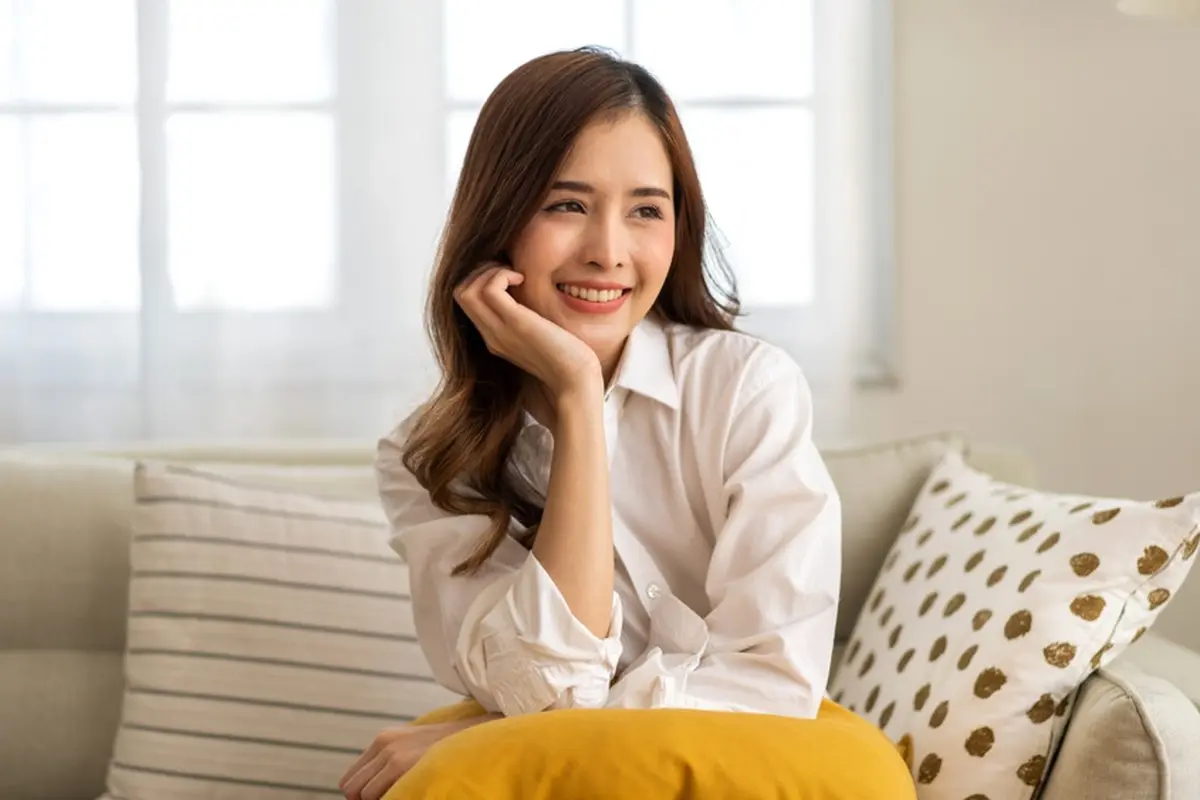 cantik tersenyum bahagia santai
