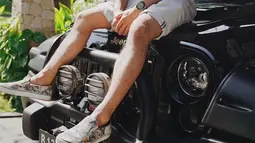 Mengawali karir sebagai model majalah, Riza terbukti pandai berpose. Tampilan yang casual dengan baju bwarna hitam yang dilengkapi dengan kacamata model aviator membuat gaya Riza semakin memukau. (Liputan6.com/IG/@rizasyah_14)