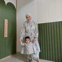 Tampil dengan motif floral warna pastel jadi pilihan gaya Lebaran bumil Kesha Ratuliu. [Foto: @kesharatuliu05]