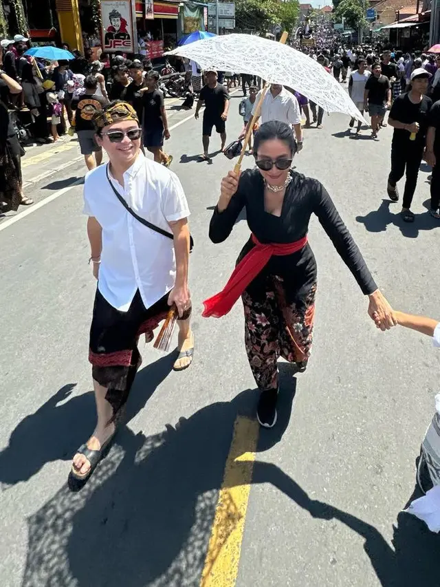 Happy Salma dan Lulu Tobing  saat Upacara Ngaben di Bali. [@aryaibrahims]