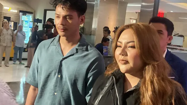 Lisa Mariana Gandeng Pria ke Bareskrim Polri