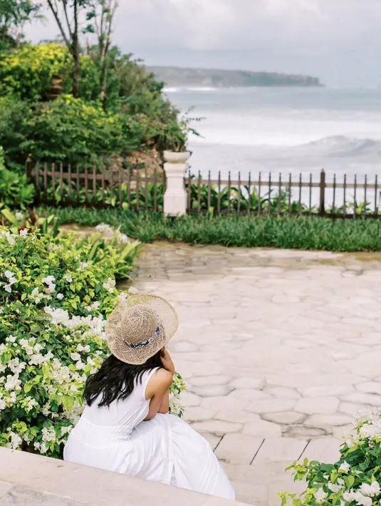 Meski tak foto berdua dengan sang suami, Jesse Choi, pemotretan itu banjir pujian warganet. Tak menghadap ke kamera, foto ini pun menunjukkan kesan Maudy Ayunda tampak begitu menikmati keindahan pantai. (Liputan6.com/IG/@maudyayunda)
