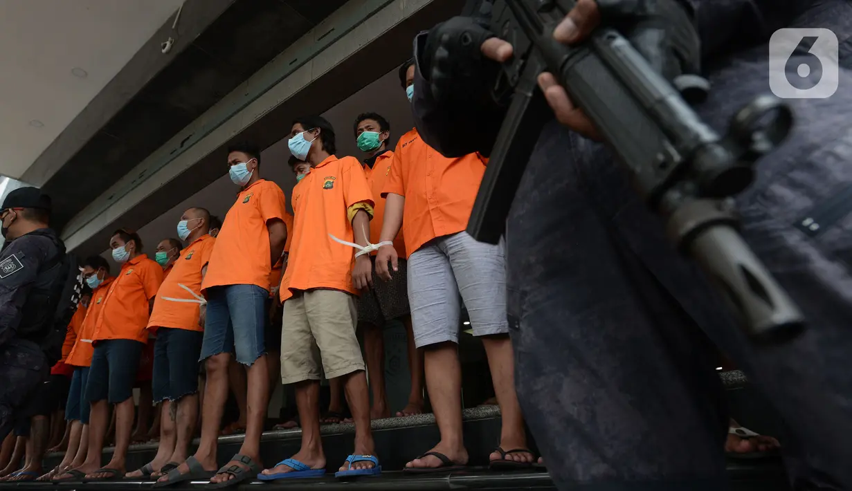 Para tersangka dihadirkan saat rilis kasus pungli terhadap sopir truk kontainer Tanjung Priok di Polda Metro Jaya, Jakarta, Kamis (17/6/2021). Polisi menangkap 24 orang dari empat kelompok preman. (merdeka.com/Imam Buhori)