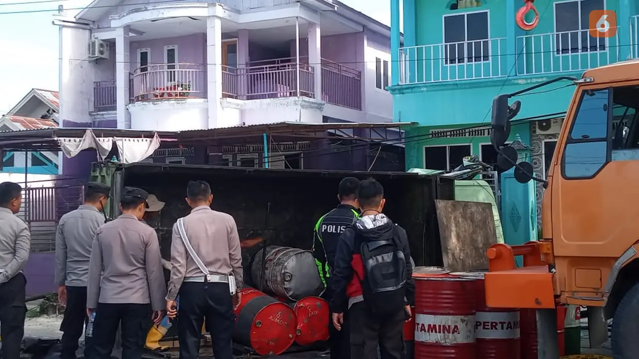 truk terbalik