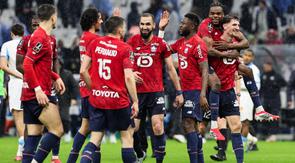 Gelandang Lille asal Aljazair #06, Nabil Bentaleb (C,  bek Lille asal Belgia #12, Thomas Meunier (R), dan rekan-rekan setim mereka merayakan kemenangan setelah memenangkan pertandingan sepak bola L1 Prancis antara Olympique de Marseille (OM) dan Lille OSC di Stade Velodrome di Marseille, Prancis selatan pada 22 Maret 2026. (Pascal POCHARD-CASABIANCA/AFP0