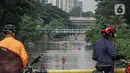 Peserta menyusuri Sungai Ciliwung saat mengikuti Festival Dayung Ciliwung, Jakarta, Minggu (4/12/2022). Festival Dayung Ciliwung digelar untuk pemanasan pra-Kejurnas Dayung 2022 sekaligus percontohan pengelolaan sungai di Indonesia. (Liputan6.com/Faizal Fanani)