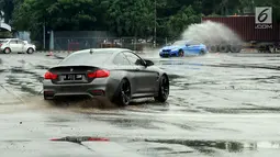 Aksi peserta Drift Clinic saat 'ngedrift' dengan BMW-nya di Jakarta, Sabtu (1/12). Acara yang diikuti 20 anggota itu menampung kegemaran para anggota MOCI terhadap olahraga drift yang diikuti dari berbagai seri terbatas mobil BMW (Merdeka.com/Dwi Narwoko)