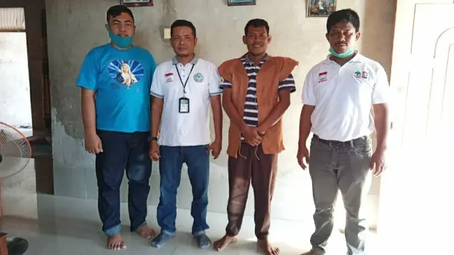 Bathin Abiyan (dua dari kanan) foto bersama dengan tamu yang datang ke rumahnya.