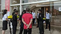 Rombongan PSSI tertahan di pintu masuk Stadion Nasional My Dinh, Hanoi, Vietnam, Minggu (22/5/2022) sore waktu setempat. Mereka sempat tidak bisa masuk ke stadion. (Bola.com/Muhammad Adiyaksa)