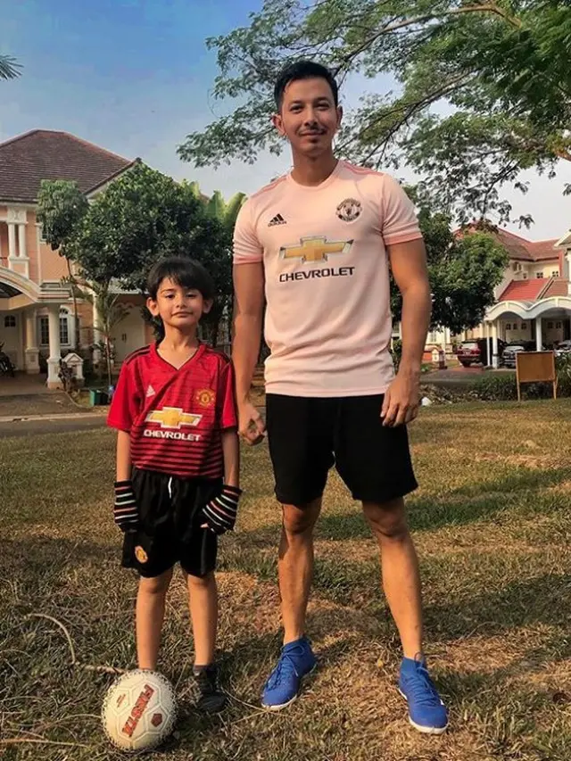 6 Potret King Faaz Pakai Jersey Manchester United, Kian Menggemaskan