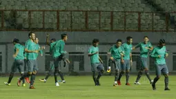 Pemain Timnas U-23 menggelar sesi latihan tertutup di Stadion Wibawa Mukti, Cikarang, Selasa (14/11/2017). Timnas Indonesia U-23 akan menjalani laga uji coba kontra Suriah U-23 pada Kamis (16/11/2017). (Bola.com/ M Iqbal Ichsan)