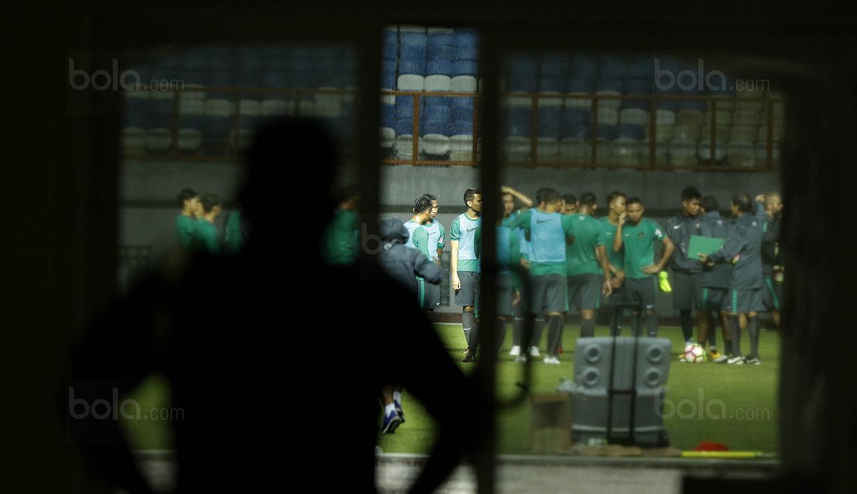 Pemain Timnas U-23 menggelar sesi latihan tertutup di Stadion Wibawa Mukti, Cikarang, Selasa (14/11/2017). Timnas Indonesia U-23 akan menjalani laga uji coba kontra Suriah U-23 pada Kamis (16/11/2017). (Bola.com/ M Iqbal Ichsan)