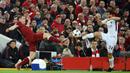 Gelandang Liverpool, James Milner, berebut bola dengan gelandang AS Roma, Alessandro Florenzi, pada leg pertama semifinal Liga Champions di Stadion Anfield, Selasa (24/4/2018). Liverpool menang 5-2 atas AS Roma. (AFP/Oli Scarff)