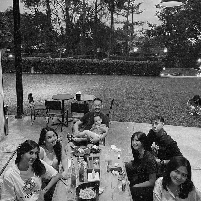 Teman Lama Jadi Calon Suami, Ini 6 Potret Adinda Azani dan Armand Usai Lamaran