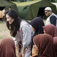 Raline Shah Kenakan Rompi Relawan di Lombok, credit: @ralineshah