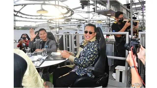 6 Potret Tommy Soeharto Coba Restoran Melayang yang Viral Bareng Sang Putra