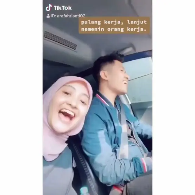 Punya Kekasih Masinis, Ini 6 Potret Mesra Arafah Rianti dan Jevi Santosa