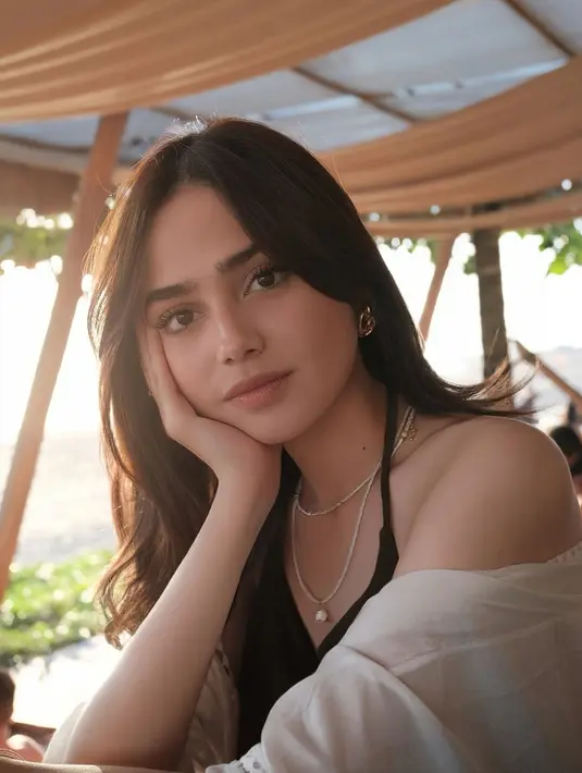 Pulasan makeup dalam rona nude peach juga memberi looks Syifa yang natural tapi juga elegan. [@syifahadju].