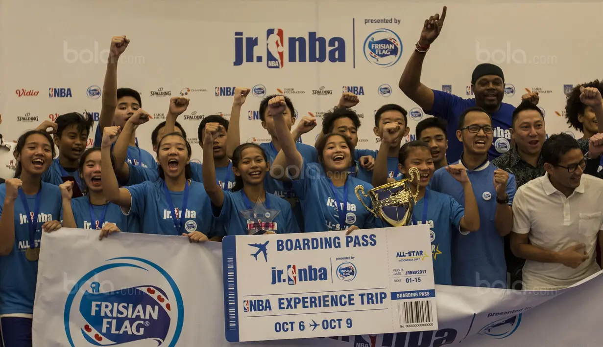 Para pemenang National Training Camp Junior NBA foto bersama di Pluit Village, Jakarta, Minggu (10/9/2017). Sebanyak 16 pebasket terbaik akan diberangkatkan ke China untuk nonton langsung laga NBA. (Bola.com/Vitalis Yogi Trisna)