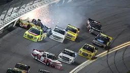 Mobil Clay Greenfield menabrak dinding saat perlombaan balap Nascar Truck Series di Daytona International Speedway di Daytona Beach (16/2). (AP Photo/Darryl Graham)